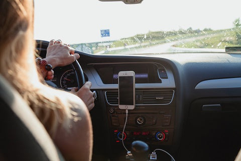 10 SAFE DRIVING TIPS FOR A HEALTHY AND WORRY-FREE ROAD TRIP